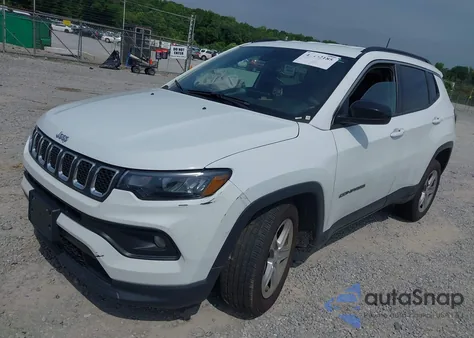 2023 Jeep Compass Latitude 4X4 z USA, uszkodzony, nr VIN 3C4NJDBN2PT566984